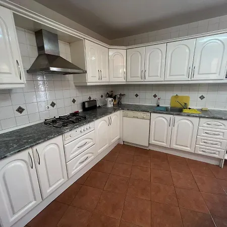 Charming 2-bed In Apartment